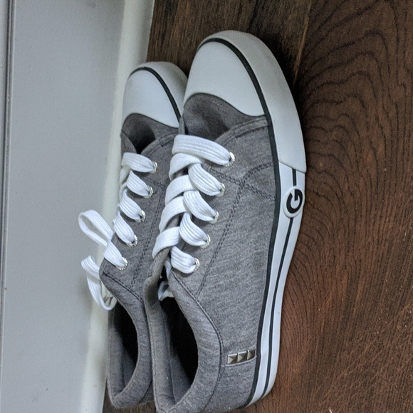 Guess women's size 8.5M sneakers - Picture 2 of 3